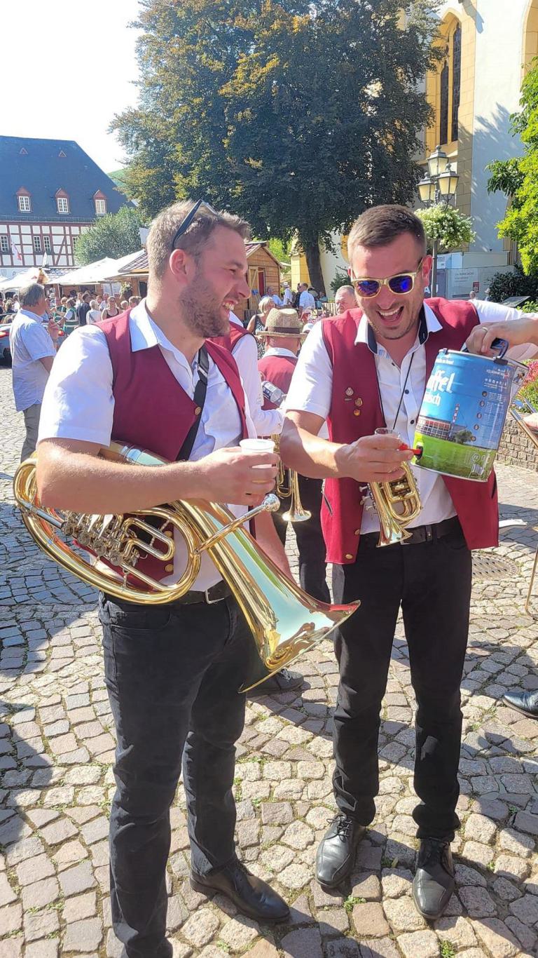 Peter und Lars im Fäßchensterß unterschiedlich große Instrumente aber gleichgroßer Durst